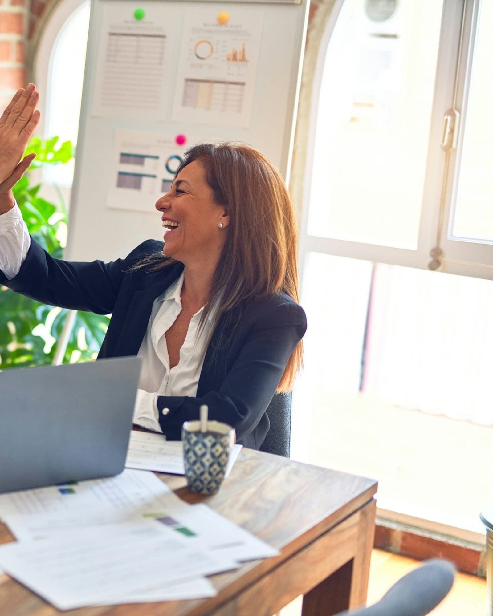 Team di consulenti al lavoro in una sala riunioni luminosa
